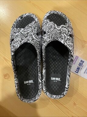 Luk-Es Paisley Print Slip-On Slides in Black & White